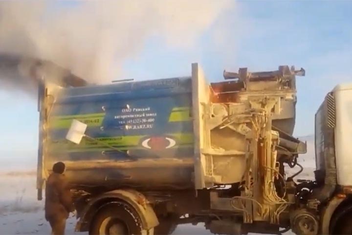 В Шира мусоровоз едва не сгорел из-за золы - ВИДЕО